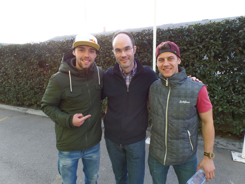 Markus Kahl (Motosports24, Mitte) trifft Jonas Folger (links) und Marcel Schrötter zum Interview in Barcelona.