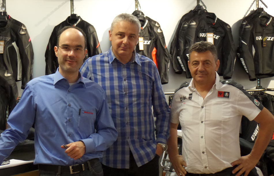 Markus Kahl (links) trifft Josef Morat (Mitte) von Dainese und Maurizio Vitali (rechts) von AGV zum Interview.