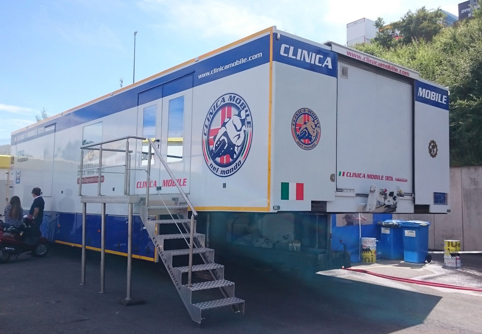 Das Clinica Mobile wird per Truck von Strecke zu Strecke in der MotoGP gefahren.