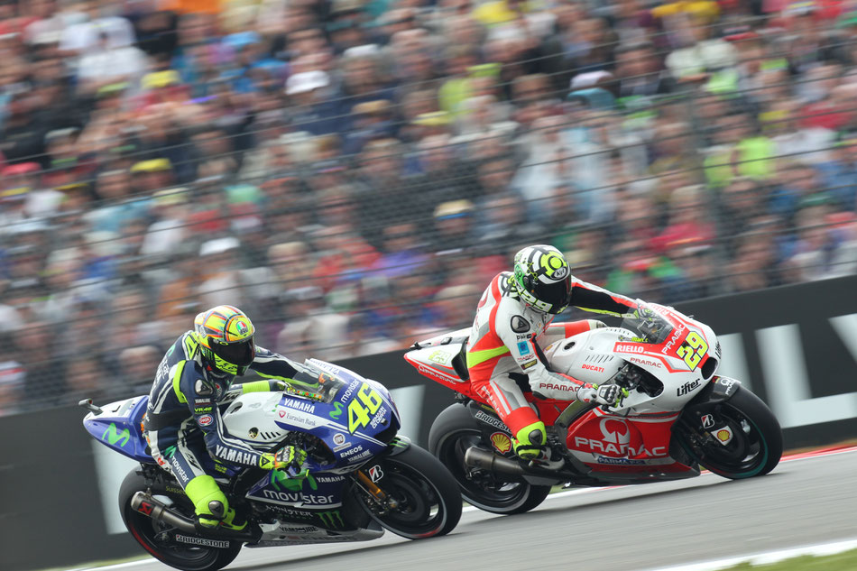 Valentino Rossi im Duell mit Andrea Iannone 2014 in Assen.