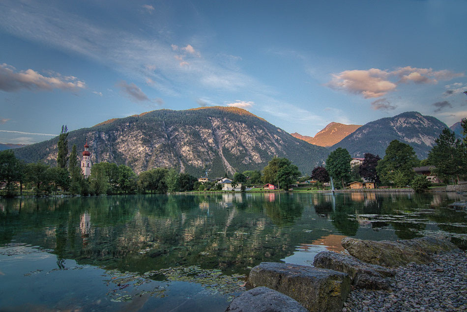 Österreich, See in Nassereith am frühen Morgen