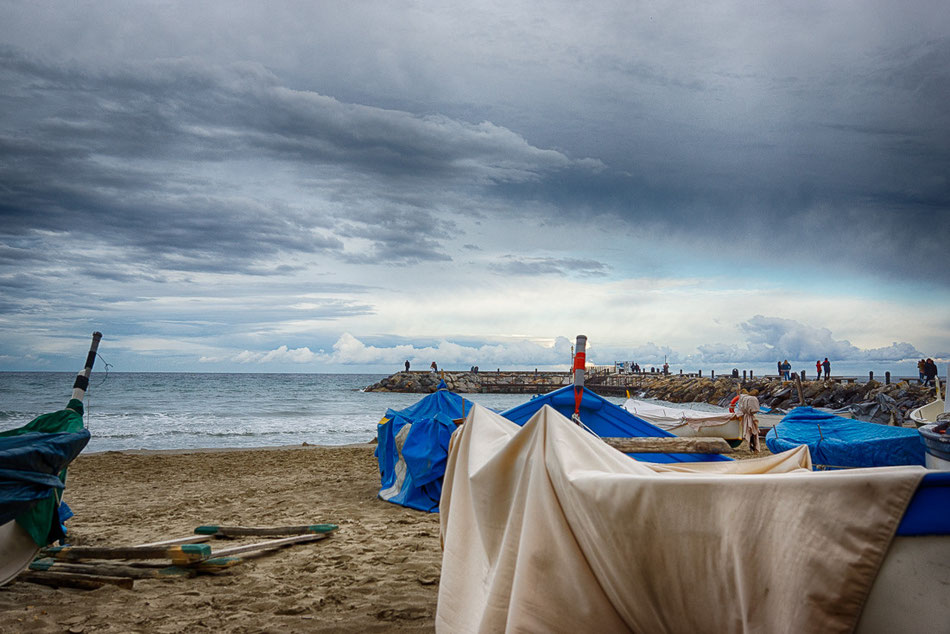 Italien, Riviera, Strand, Blick aufs Meer, Boote sind mit Planen abgedeckt, wolkiger Himmel