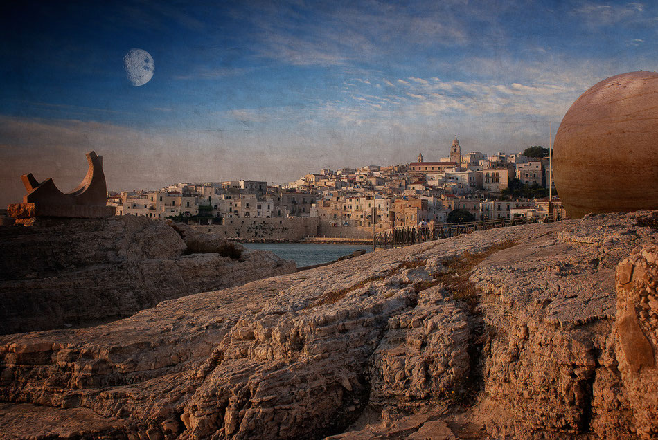 Italien, Gargano, Blick auf Vieste, Mond und leichte Texturen hinzugefügt (Composing)