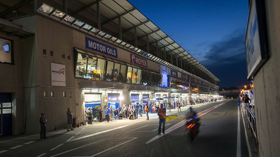 Foto der Boxengasse der Motorsportarena Oschersleben während der Speedweek 2016 bei Nacht