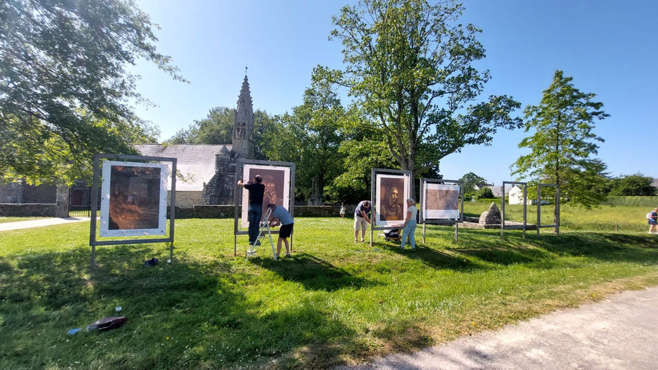 Les membres de l'association BD-Photo de Moëlan-sur-Mer ont installé les paires de toiles qui seront visibles dans les rues du bourg jusqu'à fin septembre   |    Photo : Yann Pothier