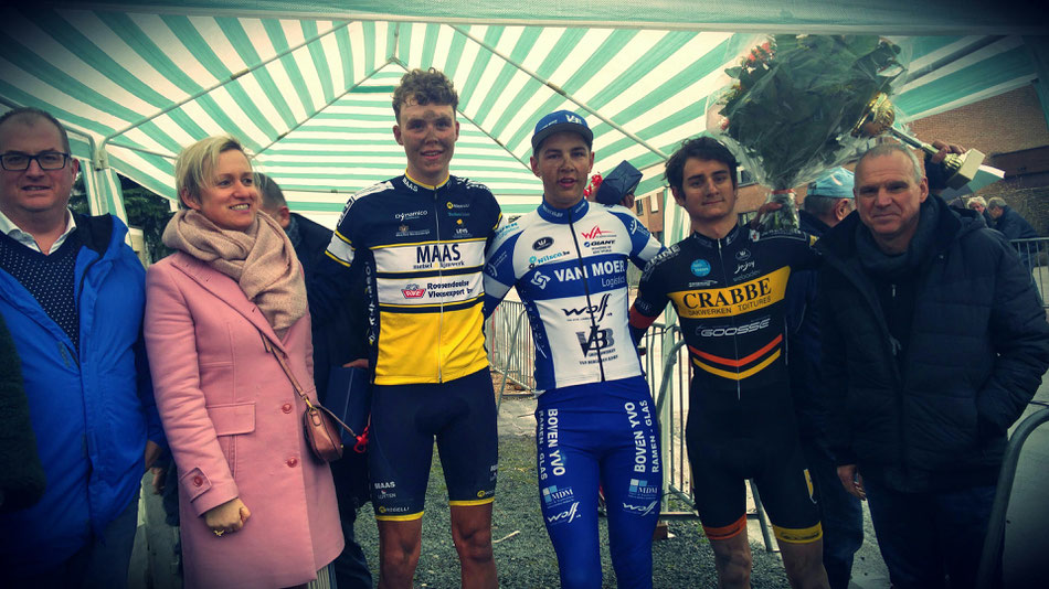 Het podium (v.l.n.r.: Bram Leerkens, Brem Deman, Noah De Graef) met een delegatie van het gemeentebestuur.