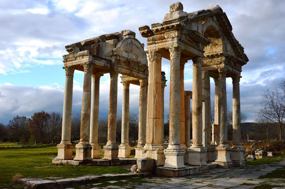 Der Tetrapylon in Aphrodisias . Zugangsbau zum Tempelbezirk der Aphrodite wurde unter Kaiser Hadrian errichtet