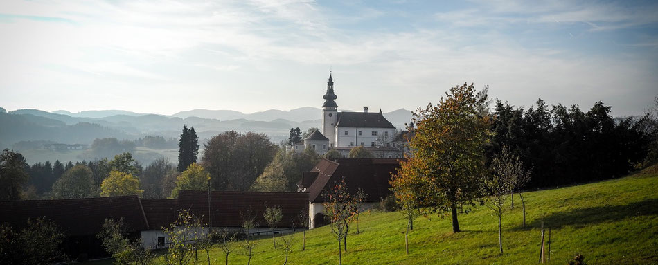 Schloss Weinberg thront auf einem der typischen Mühlviertler Höhenrücken über dem Ort Kefermarkt