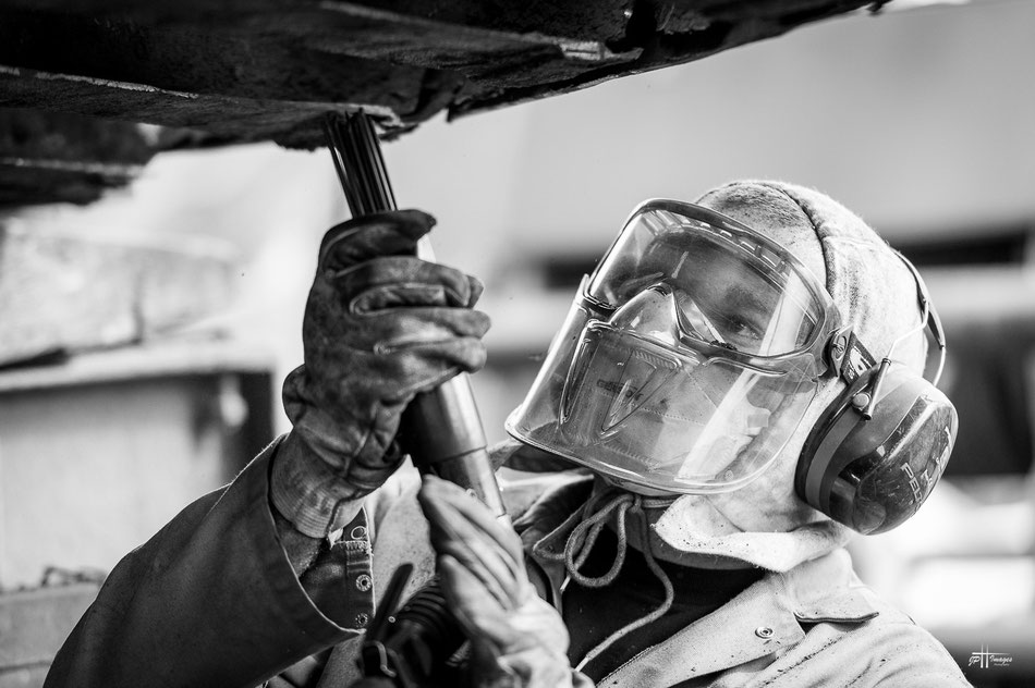 La corrosion est partout. Il faut la piqueter pendant des heures pour en venir à bout. 