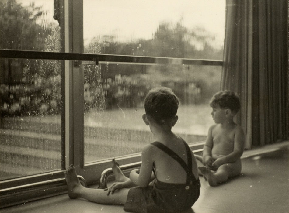 Haus Tugendhat. Ernst und Herbert im großen Wohnraum bei Regen. Foto: Fritz Tugendhat 1935