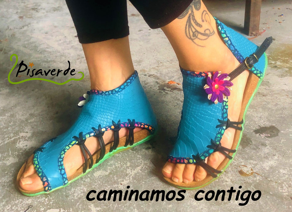 Producto hecho a mano en Canarias. Zapatos, bolsos y complementos. Handmade shoes and bags.