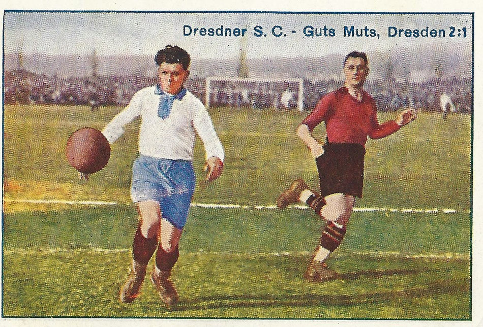Zetzsche (G.M.) ist durchgebrochen und bringt einen kernigen Schuß an. Im Hintergrunde Köhler D.S.C. Greiling Serie Fußballmomente, Bild 1.