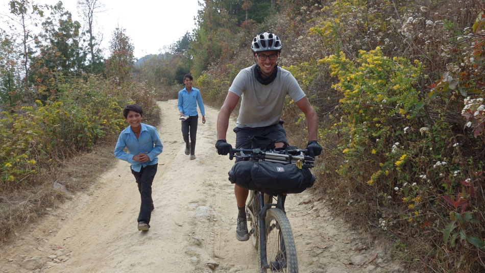 Bild von Janosch auf dem Fahrrad in Nepal