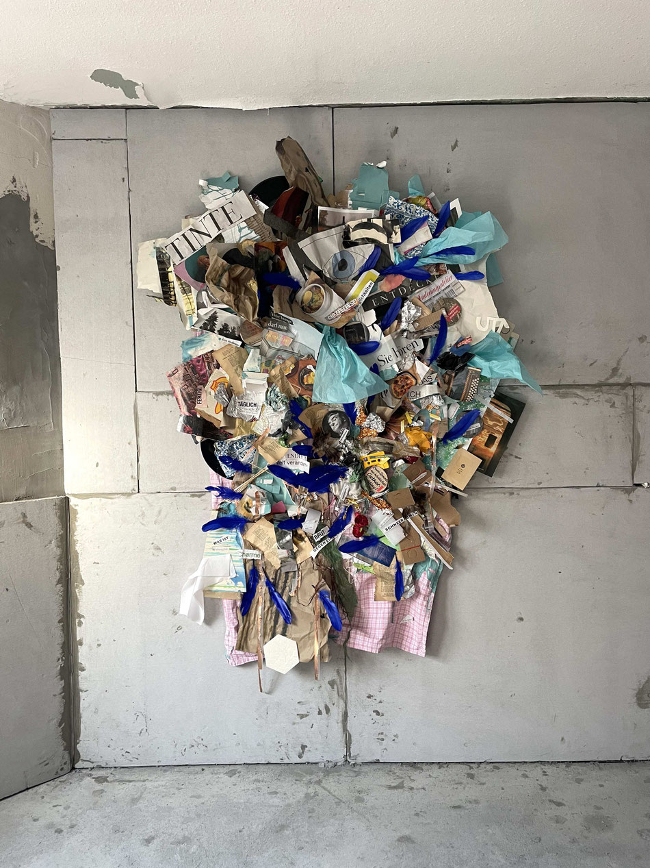 Assemblage mit unterschiedlichen Materialien und dadaistischen Elementen von Uta Nitschke