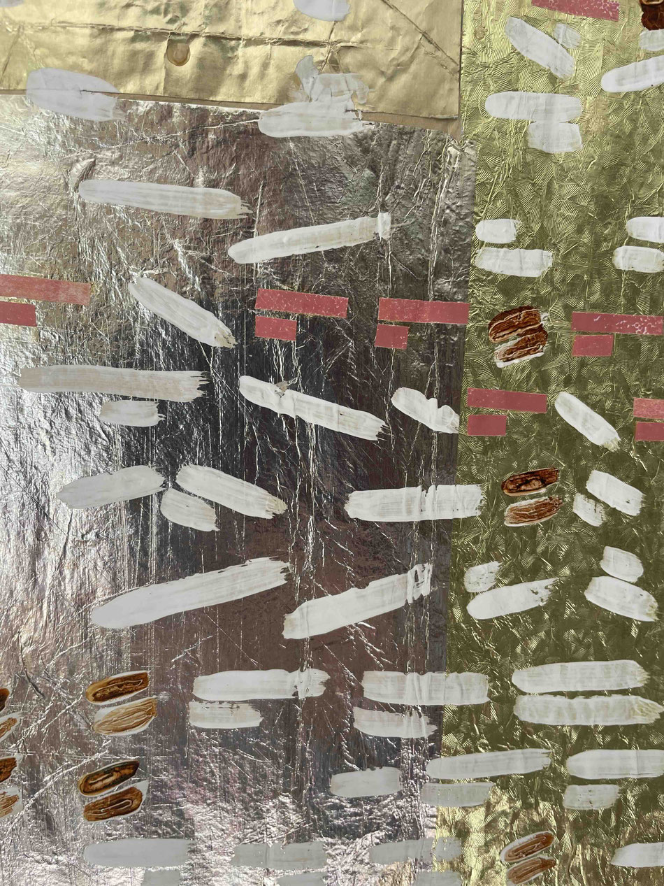 abstrakter Farbspritzer auf Goldpapier - Konzeptkunst von Uta Nitschke