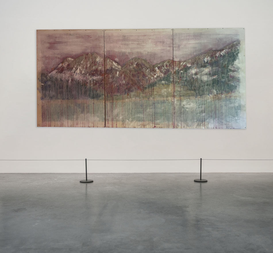 Ausstellung mit Landschaftsdarstellung des Öschinensee und Bergen