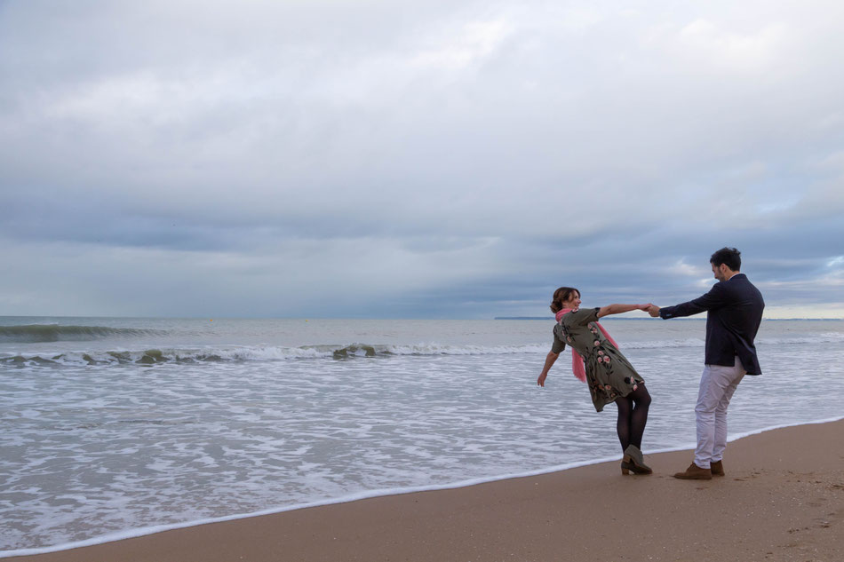 séance photo couple pré mariage plage houlgate normandie photographe