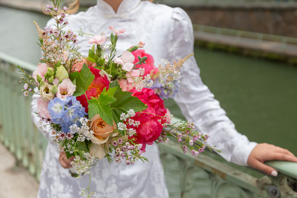 mariage parisien bohème chic mariée marié bouquet fleur floral cérémonie mairie photographie poétique photo photographe professionnel évènement bohème Paris