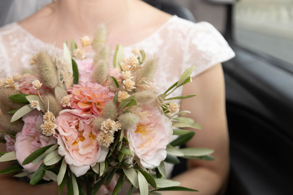 mariage parisien élégant romantique bohème chic mariée marié bouquet fleur floral cérémonie mairie photographie poétique artistique photo mariage paris photographe professionnelle évènement bohème Paris