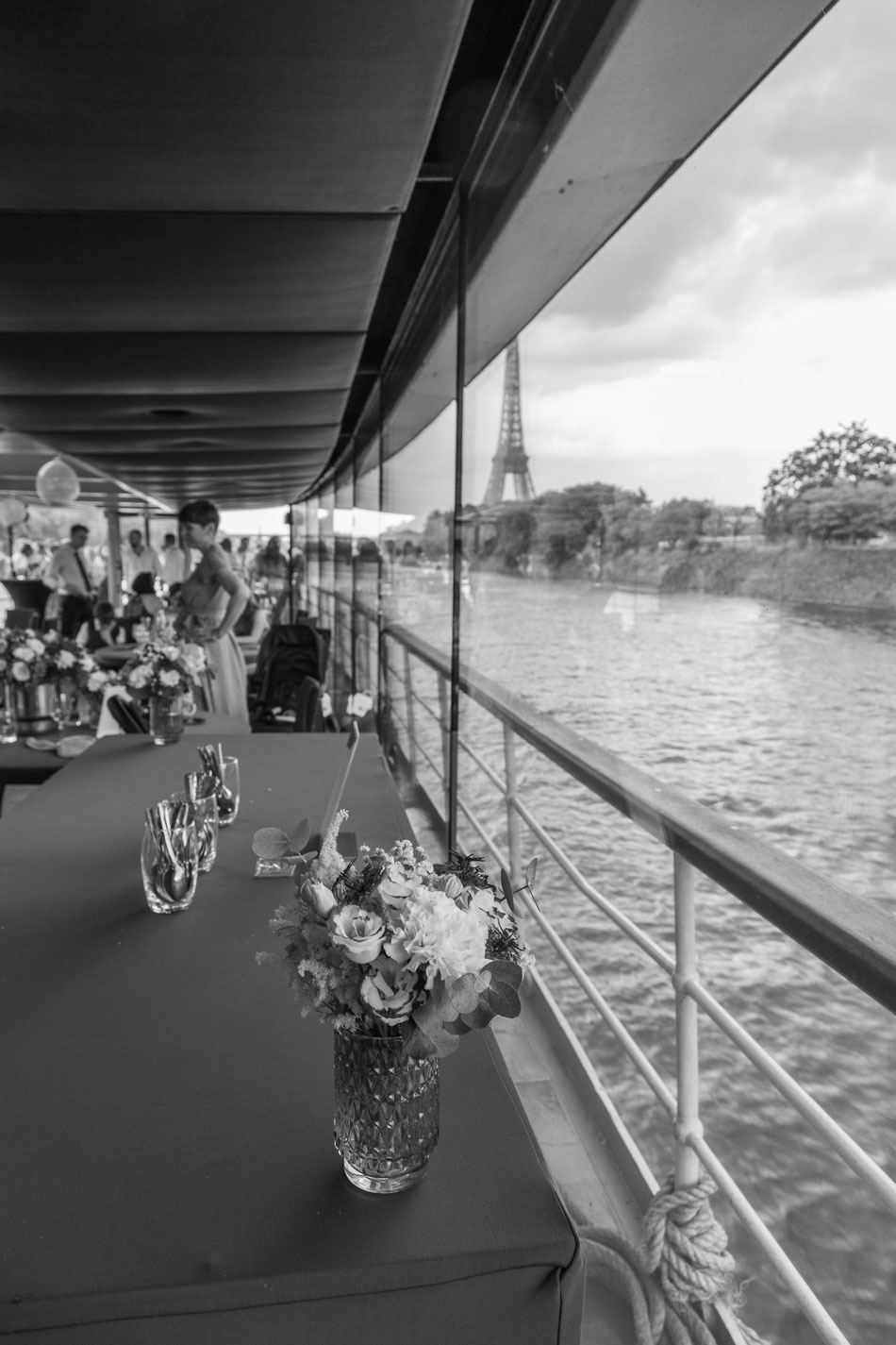 photographe mariage paris bouquet fleurs mariée croisière Seine mariage élégant bohème chic romantique haut de gamme Tour Eiffel