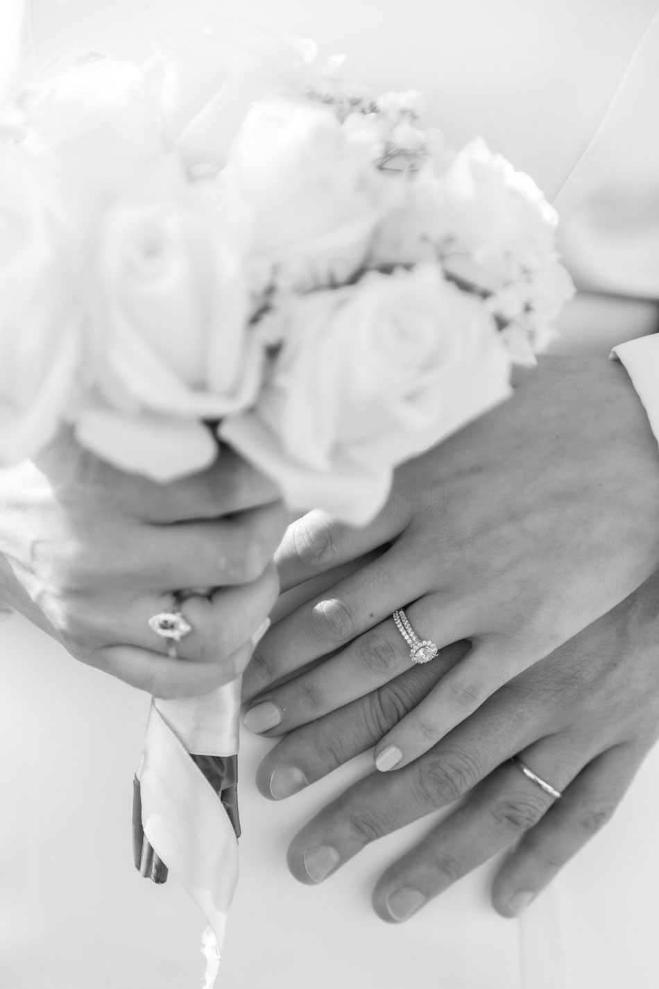 mariage parisien bohème chic mariée marié bouquet fleur floral cérémonie mairie photographie poétique photo mariage Paris photographe professionnelle évènement bohème Paris alliances bagues joaillerie