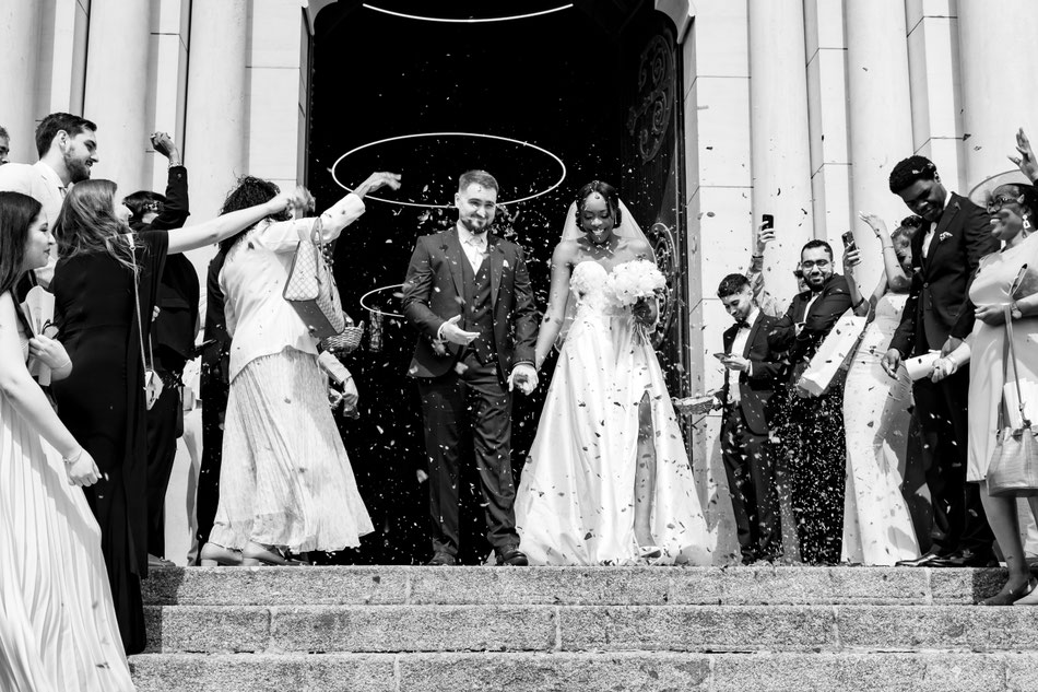 photographe mariage Paris mariée robe bouquet fleurs mariage chic élégant romantique haut de gamme église sortie des mariés