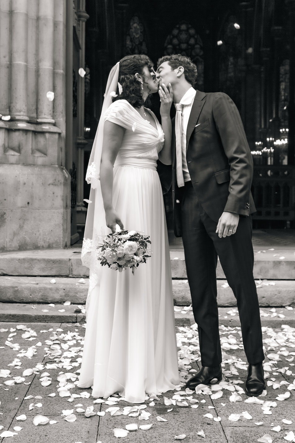 mariage parisien élégant romantique bohème chic mariée marié bouquet fleur floral cérémonie église Paris photographie poétique artistique photo photographe professionnelle évènement bohème Paris
