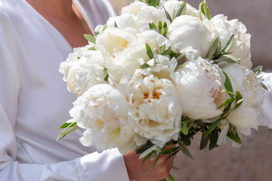 photographe mariage paris mairie Paris 5 mariage parisien chic élégant haut de gamme mariée bouquet fleurs pivoines place du panthéon