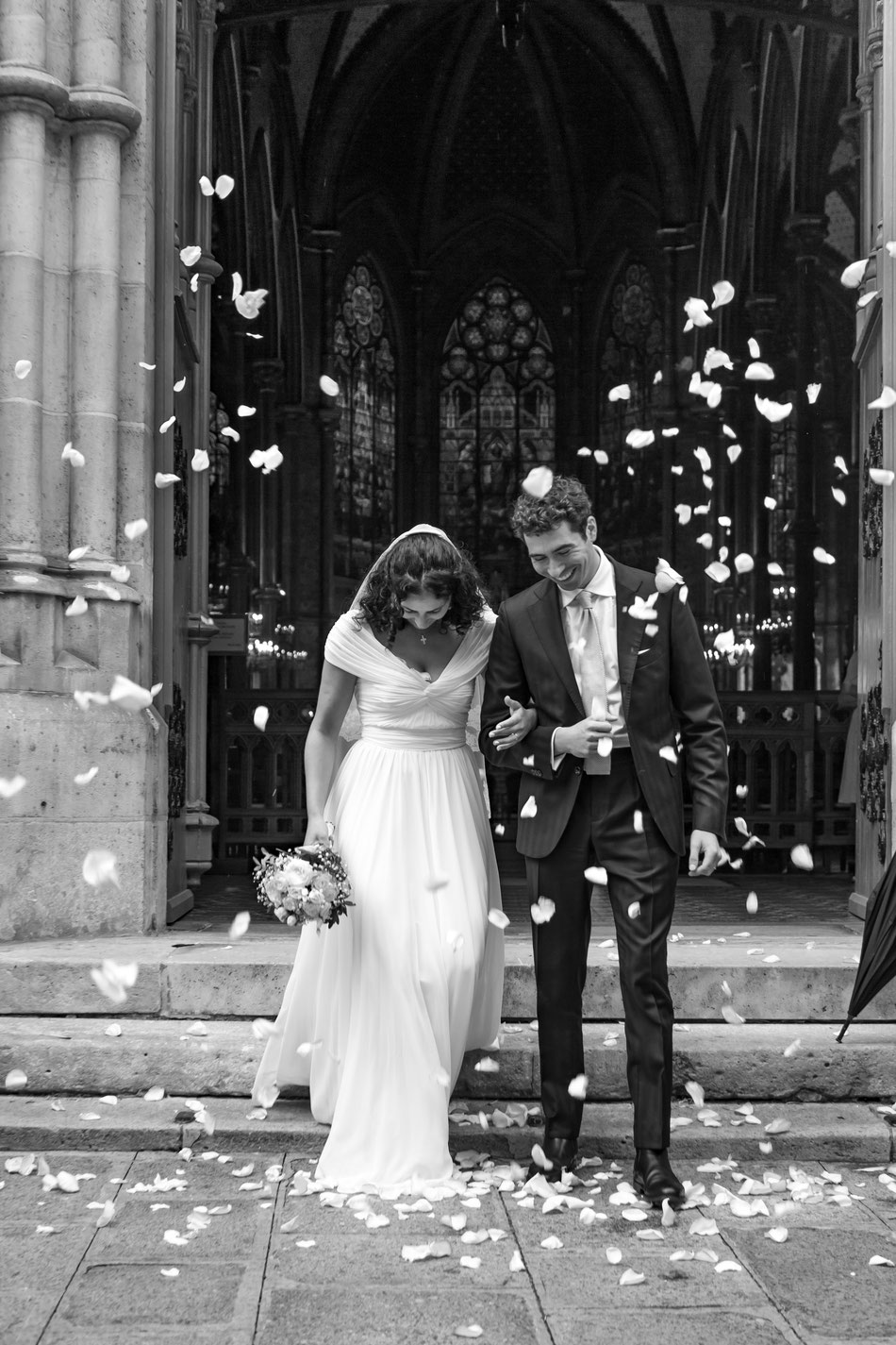 mariage parisien bohème chic mariée marié bouquet fleur floral cérémonie mairie photographie poétique photo photographe professionnel évènement bohème Paris