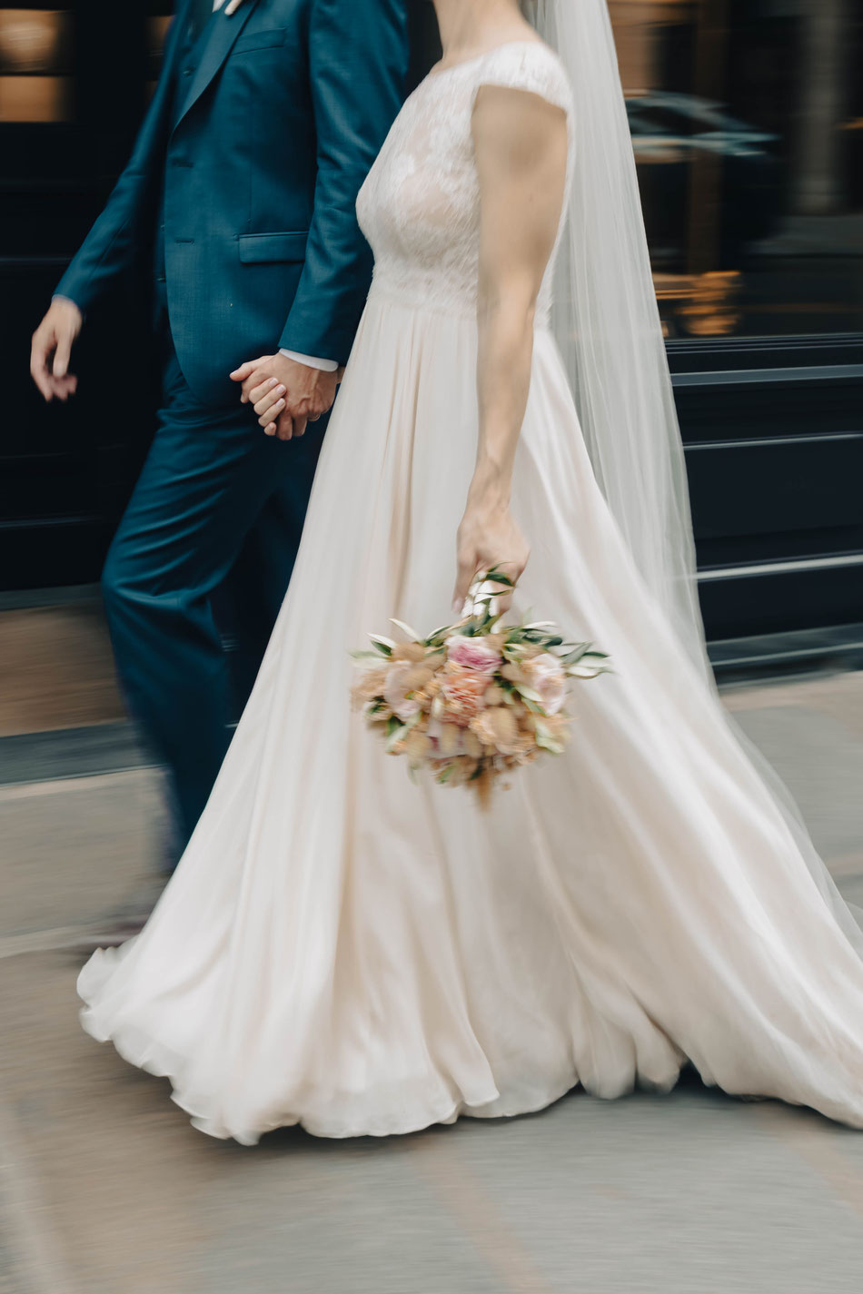 mariage parisien élégant haut de gamme romantique bohème chic mariée marié bouquet fleur floral cérémonie mairie Paris 8ème photographie poétique photo mariage Paris photographe professionnelle Paris 1er arrondissement rue Saint Honoré Place Vendôme