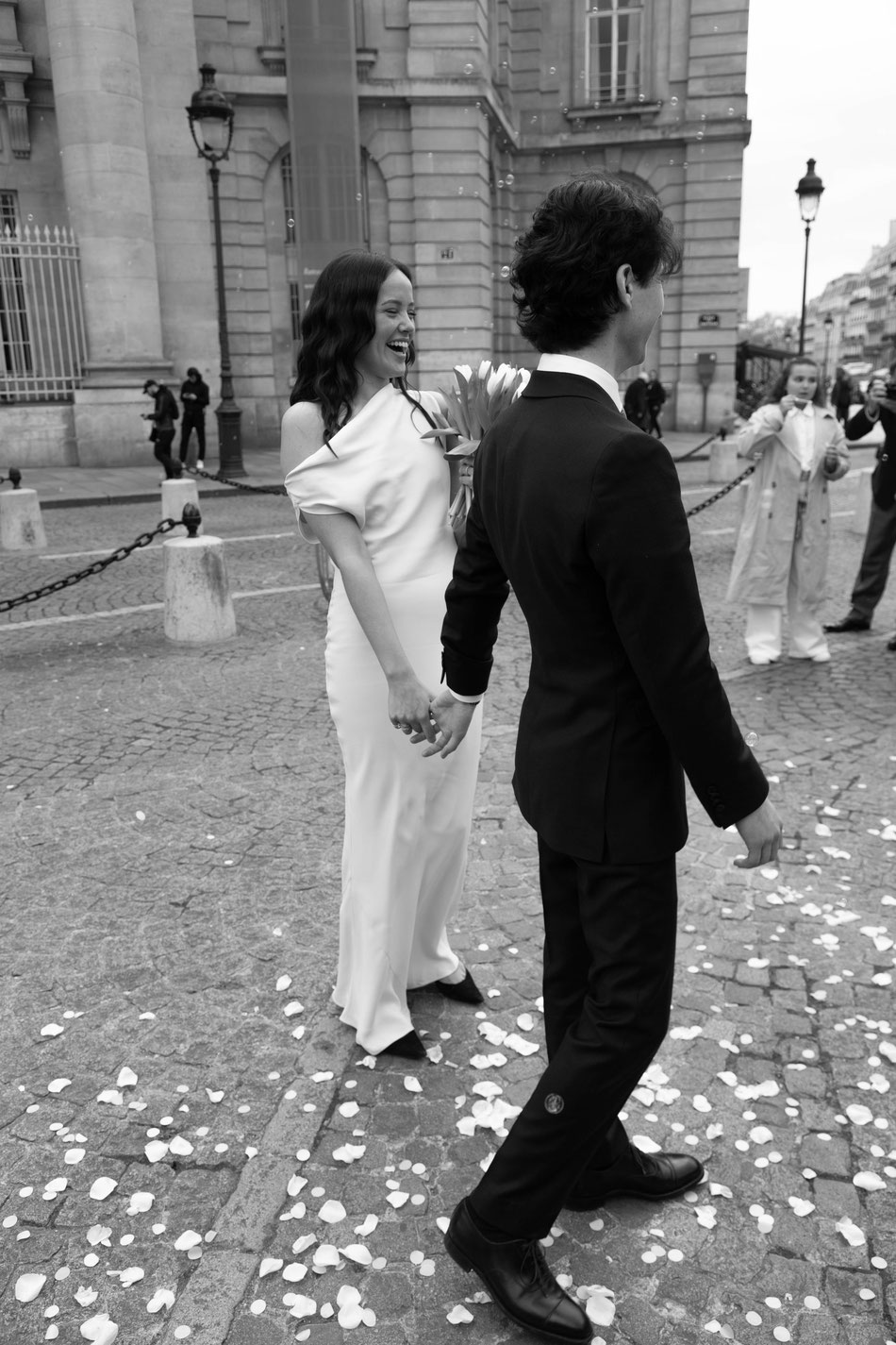 mariage parisien élégant haut de gamme romantique bohème chic mariée marié bouquet fleur floral cérémonie mairie Paris 5ème place du Panthéon photographie poétique artistique photo mariage Paris 5 photographe professionnelle Paris 5ème arrondissement