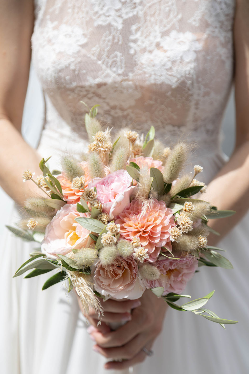mariage parisien élégant haut de gamme romantique bohème chic mariée bouquet fleur floral cérémonie photographie poétique artistique photo mariage Paris photographe professionnelle évènement bohème Paris