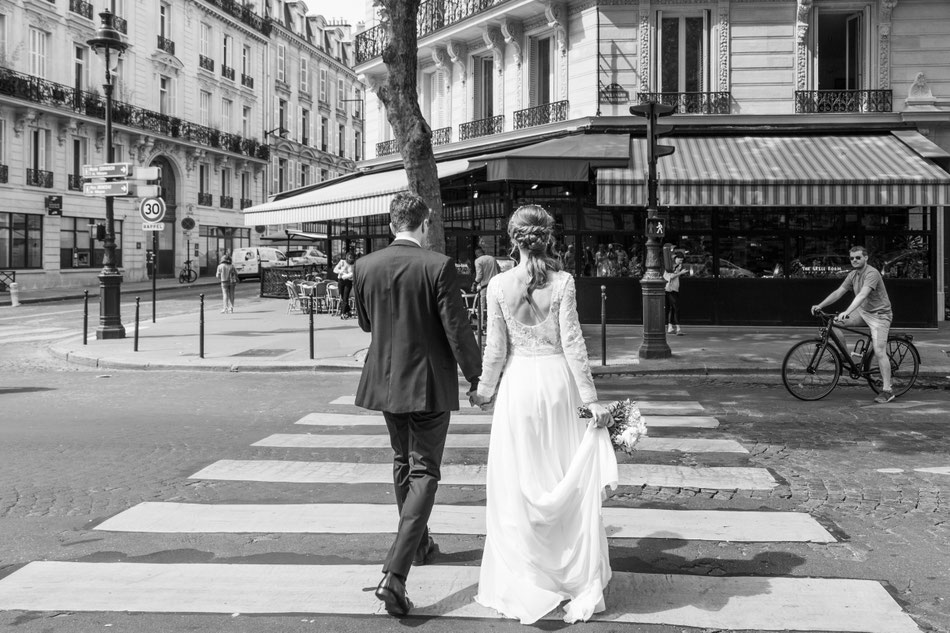 mariage parisien élégant romantique bohème chic mariée marié bouquet fleur floral cérémonie mairie photographie poétique artistique photo mariage Paris 8ème photographe professionnelle évènement bohème Paris