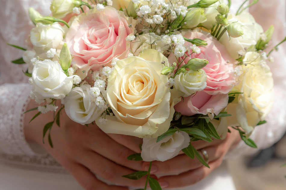 bouquet fleurs mariée mairie Paris 8 mariage parisien romantique élégant chic  photographe 