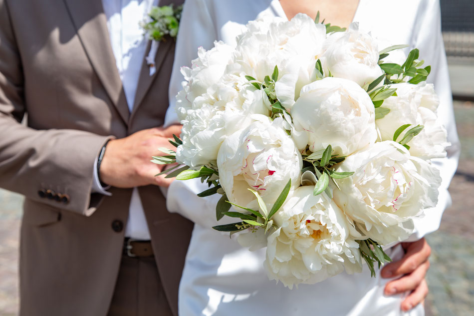 photographe mariage paris mairie Paris 5 mariage parisien chic élégant haut de gamme mariée bouquet fleurs pivoines place du panthéon