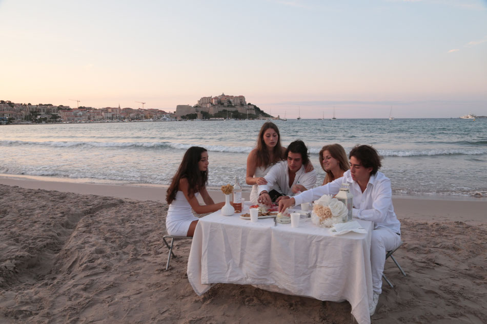 séance photo couple plage Calvi corse corsica photographe mariage réception bouquet fleurs mariée