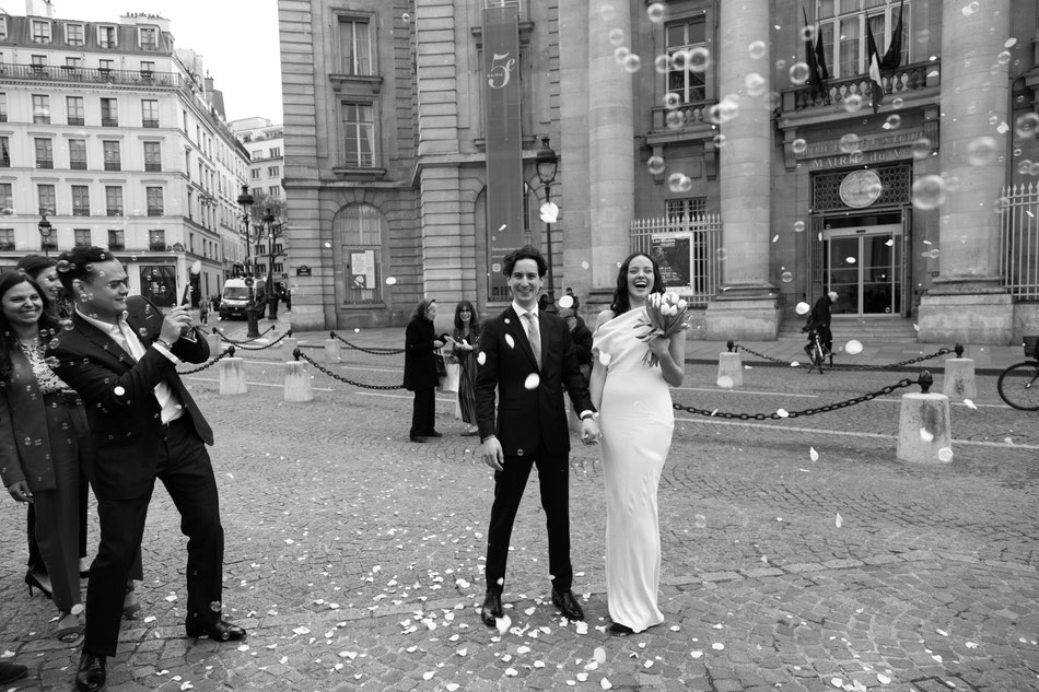 mariage parisien bohème chic mariée marié bouquet fleur floral cérémonie mairie photographie poétique photo photographe professionnel évènement bohème Paris