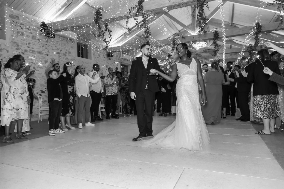 photographe mariage domaine les hirondelles bouquet fleurs pivoines mariage bohème chic élégant romantique haut de gamme