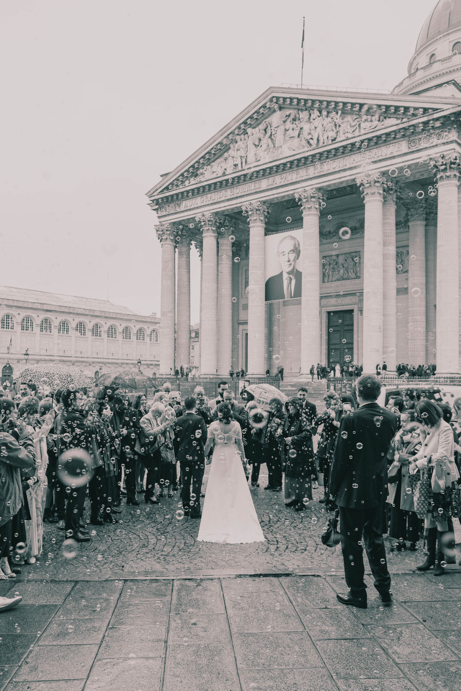 mariage parisien élégant haut de gamme romantique bohème chic mariée marié cérémonie mairie Paris 5ème place du Panthéon photographie poétique artistique photo mariage Paris 5 photographe professionnelle Paris 5ème arrondissement