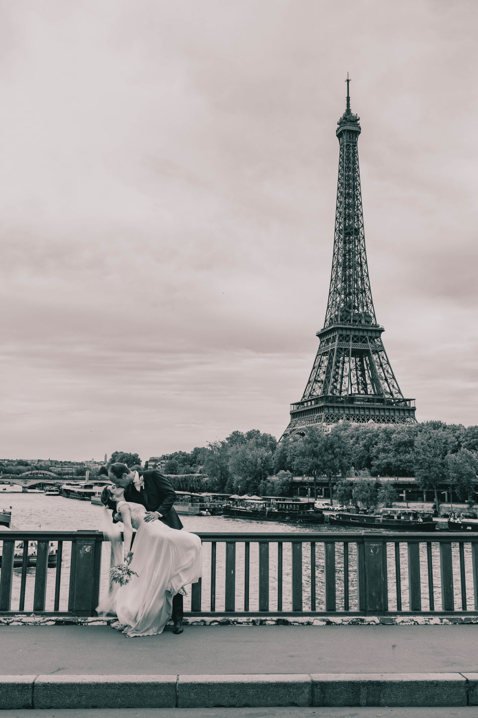 mariage parisien élégant romantique bohème chic mariée marié cérémonie photographie poétique artistique photo mariage Paris photographe professionnelle évènement Paris château