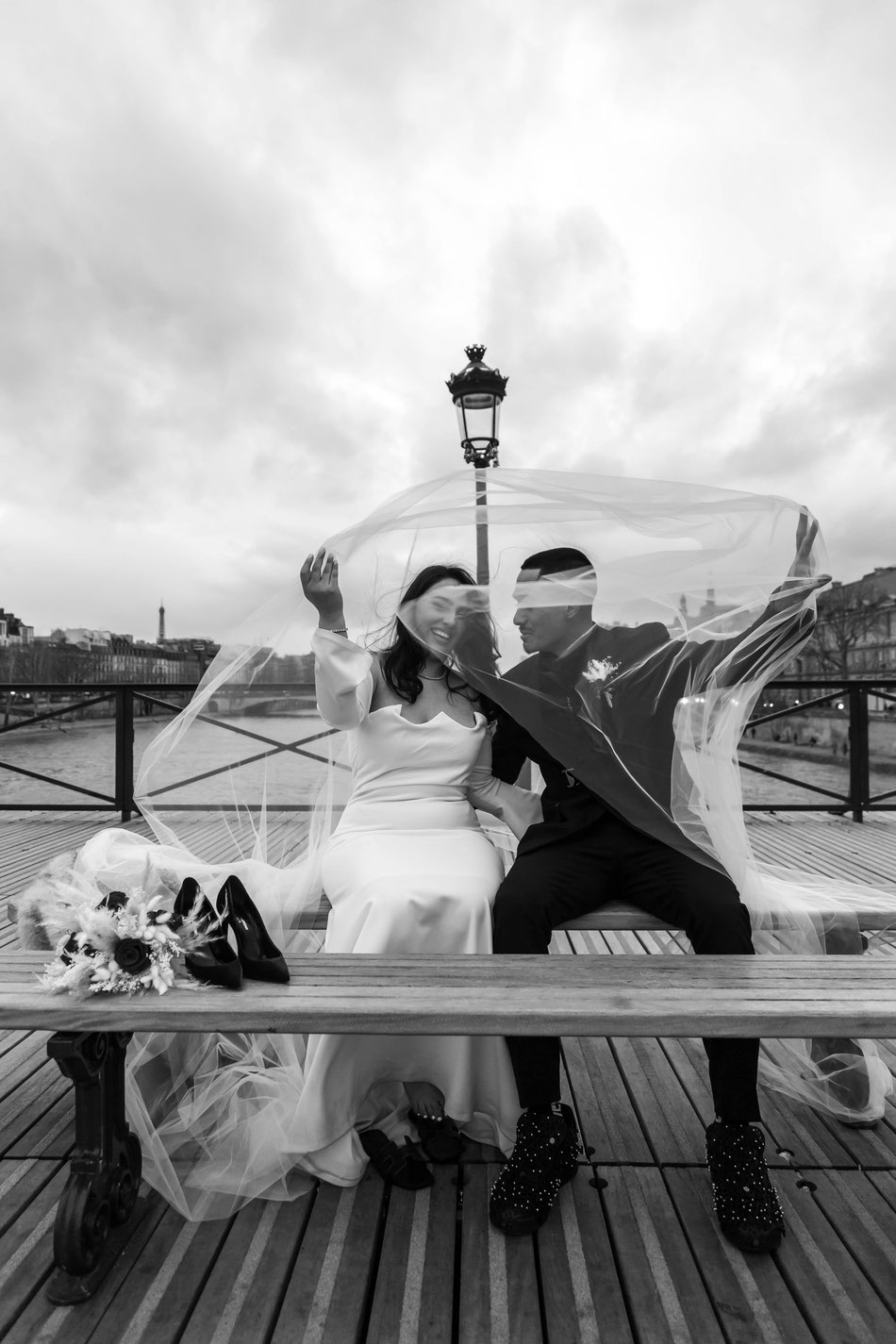 mariage parisien élégant haut de gamme bohème chic mariée marié bouquet fleur floral cérémonie mairie photographie poétique artistique photo mariage Paris photographe professionnelle évènement bohème Paris Pont des Arts