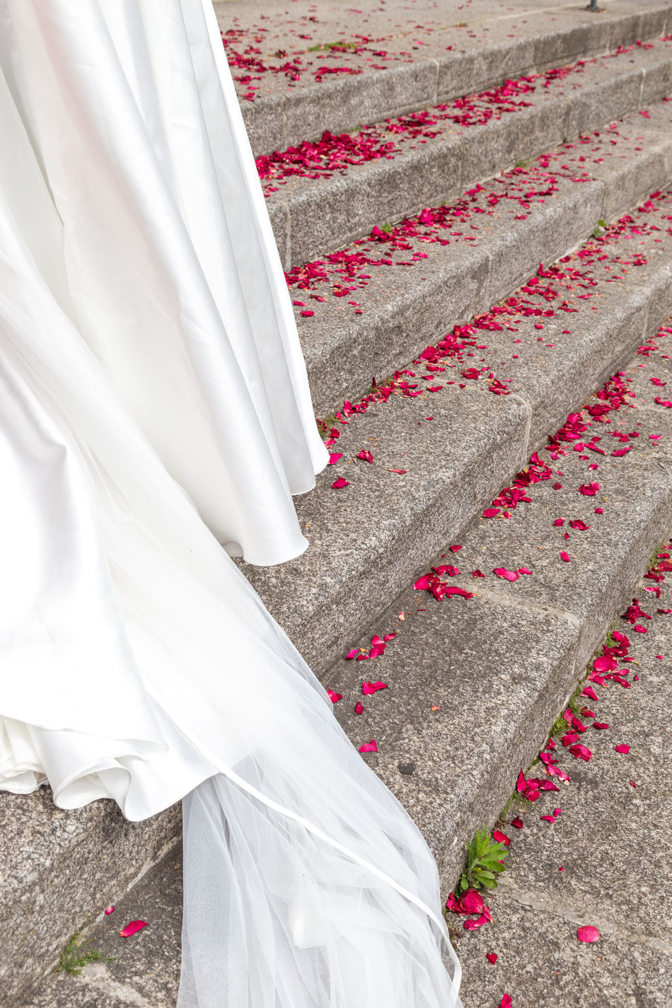 photographe mariage domaine les hirondelles bouquet fleurs pivoines mariage chic élégant romantique haut de gamme