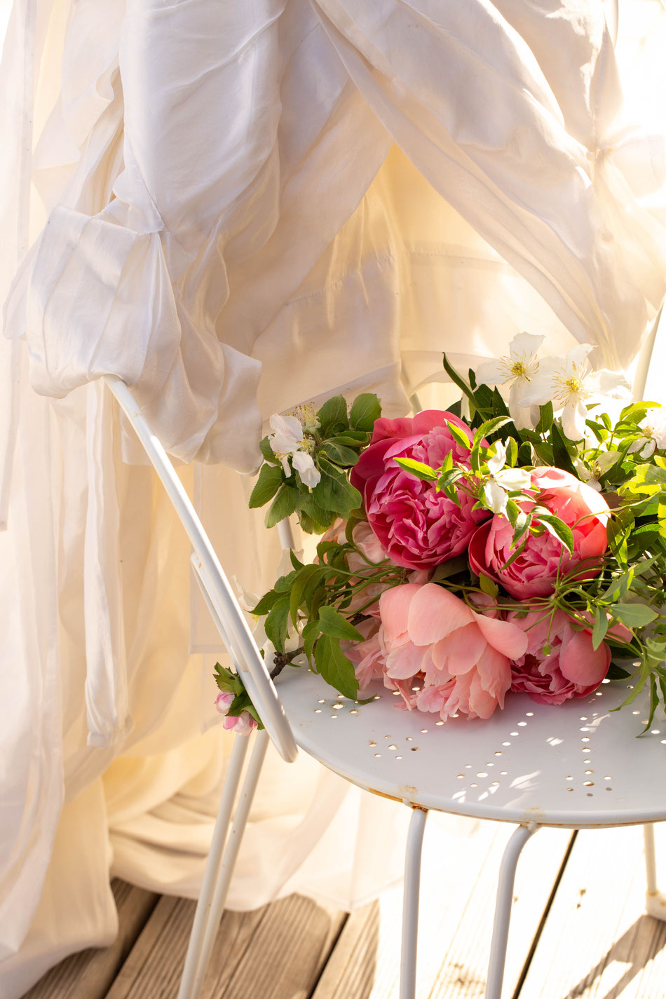 mariage élégant romantique parisien bohème chic mariée marié bouquet fleur floral cérémonie mairie photographie poétique artistique photo mariage Paris photographe professionnelle évènement bohème Paris robe mariée Lolita Lempicka 