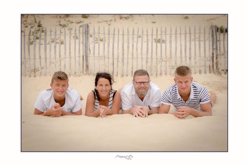 séance photo en bord de plage, nous voici à Vieux Boucau, la famille avait bien coordonnées les couleurs des tenues, on avait une harmonie parfaite, séance en famille avec un beau soleil. Photonat'On photographe à Lucq de Béarn (64).