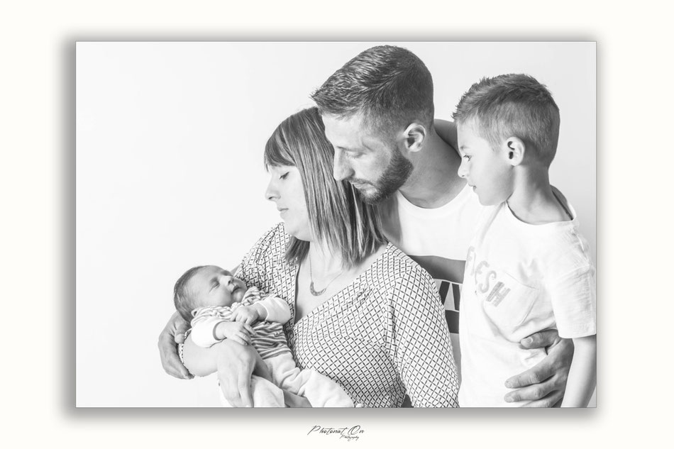 Séance photo en famille au studio à Lucq de Béarn. Un grand frère, un peu fier, des parents chouettes et un petit nouveau : Liam 15 jours. âge idéal pour les séances nouveau - né.Photonat'on photographe 64