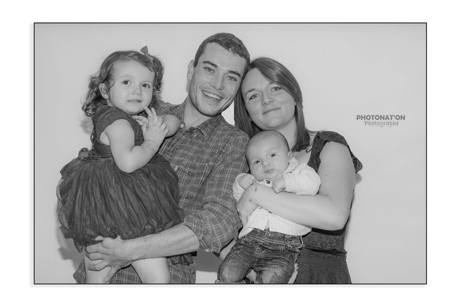 Séance photo nouveau né en studio, créez des souvenirs, le temps passe trop vite! Les mimiques, les sourires, les petites mains tous les détails sont craquants et on leur importance, un cadeau pour toute la famille Photonat'On photographe à Lucq de Béarn.