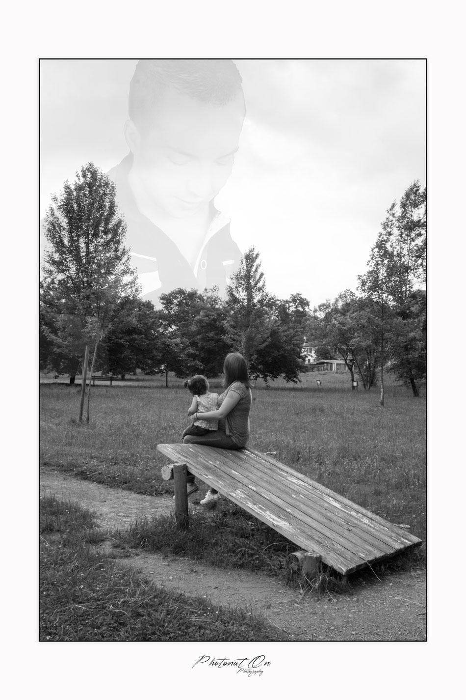 Emilie et Anaïs sont venues me voir avec une demande particulière : rajouter au photos que j'allais faire pendant la séance, le papa décédé dans le cadre de ses fonctions. beaucoup d'émotions et de courage .Photonat'on photographe 64