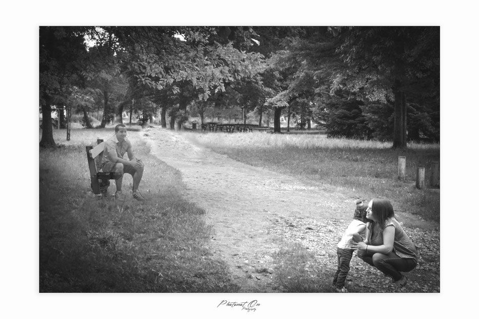 Emilie et Anaïs sont venues me voir avec une demande particulière : rajouter au photos que j'allais faire pendant la séance, le papa décédé dans le cadre de ses fonctions. beaucoup d'émotions et de courage .Photonat'on photographe 64