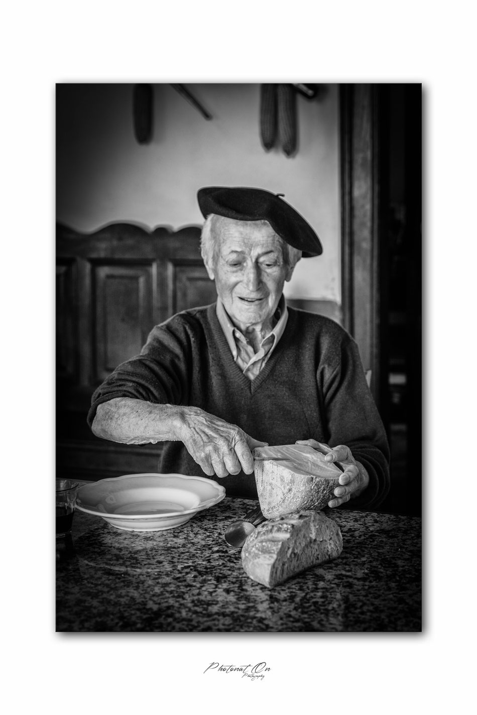 Ma séance photo la plus typique, et naturelle que j'ai pu faire! des moments simples, traditionnels, oubliés avec tellement de charme... un retour aux racines béarnaises avec un monsieur très charismatique. Lucq de Béarn (64) Photographe