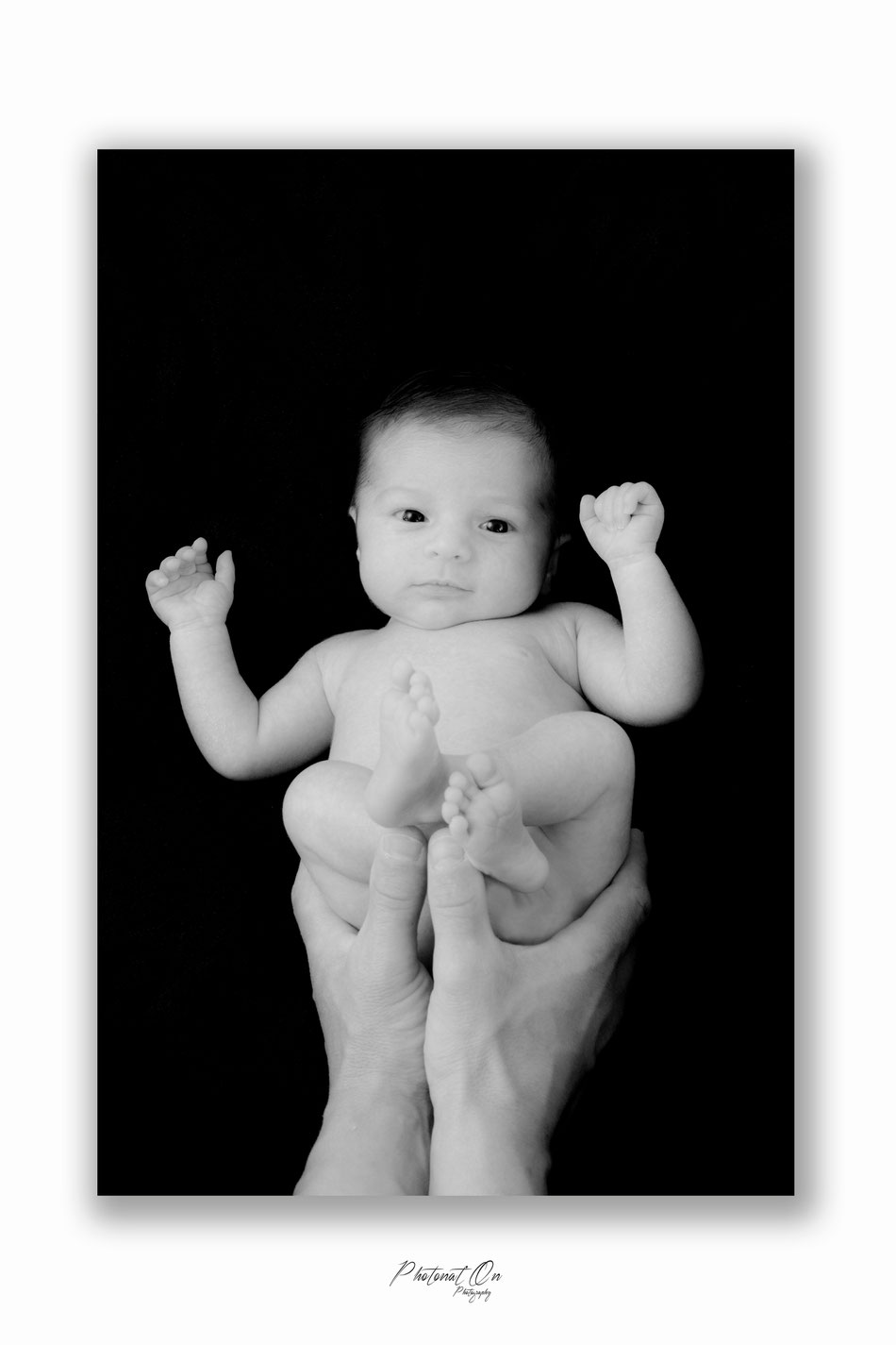 Séance photo en famille au studio à Lucq de Béarn. Un grand frère, un peu fier, des parents chouettes et un petit nouveau : Liam 15 jours. âge idéal pour les séances nouveau - né.Photonat'on photographe 64